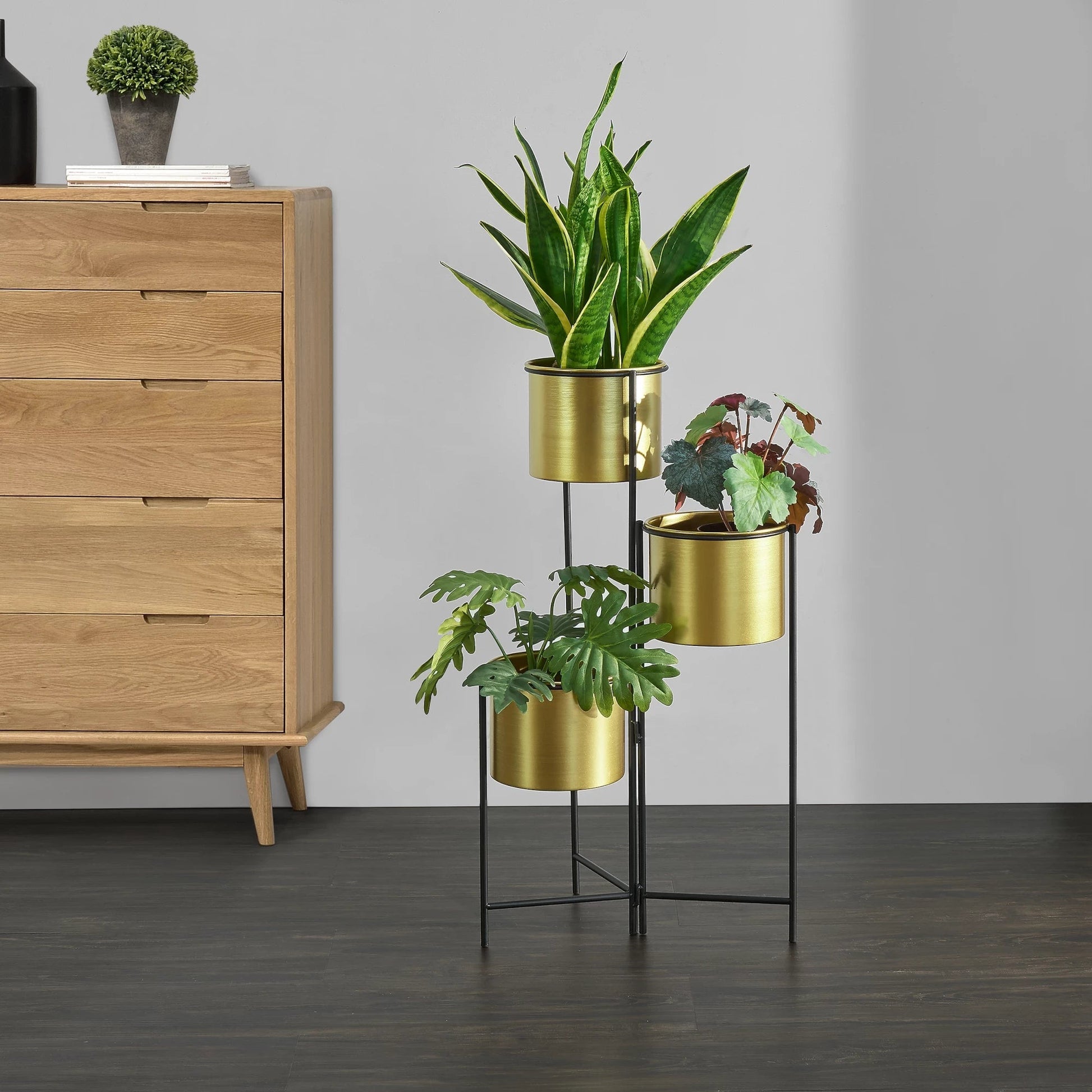 In And OutdoorMatch Bloempot Nicola - Op Standaard - Zwart en Messing - Metaal - Modern design Flowerpot