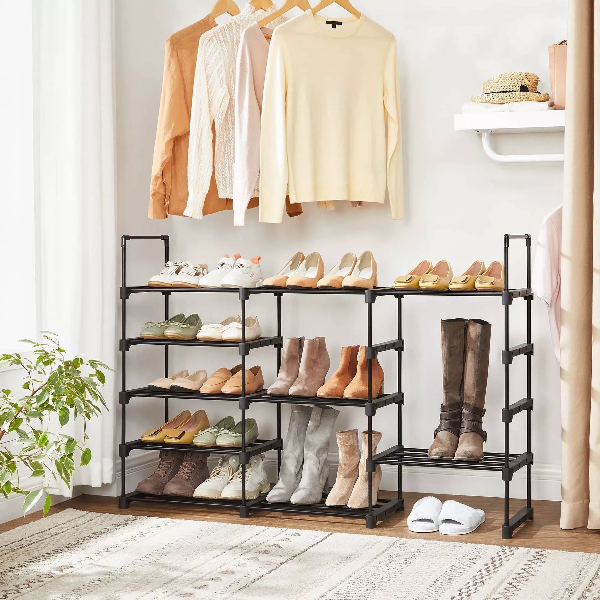 In En OutdoorMatch Schoenenrek Karrie - Metalen Schoenenrek - Stapelbaar - Ruimtebesparend - Schoenenopberger - Multifunctioneel - Staande Plank - Voor Gang - Slaapkamer - Woonkamer - Zwart shoe rack